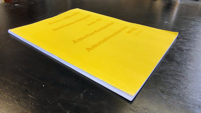 Tweedehands boek: Aanvullende herinneringen aan de Amsterdamsche Amstelveenscheweg van auteur Karel N.L. Grazell - Authentiek werkexemplaar, een 'naakte' lijmrug. Voorzien van een getiteld voorblad met wat kleine lichte vouwen. Laatste 20 bladzijdes vouw bovenin. Klein vlekje achterzijde.