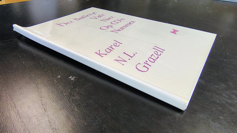 Tweedehands boek: Het balletje valt niet op m'n nummer van auteur Karel N.L. Grazell - Witte nerfstructuur-band, A4-formaat, Nr. 1/12 Dubbel gesigneerd. Private Press