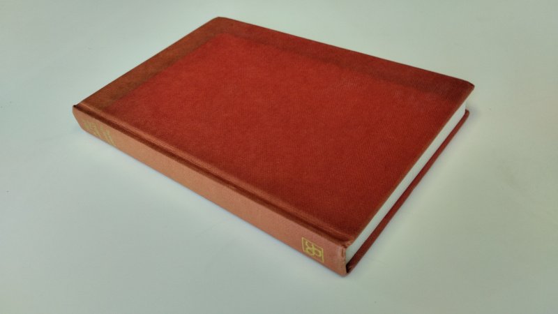 Tweedehands boek: Frog in the throat van auteur Elizabeth Ferrars - Engelstalige Hardcover, zonder stofomslag. Stempel voorin. Pagina's netjes. Achterin boek op schutblad geschreven. In goede staat.