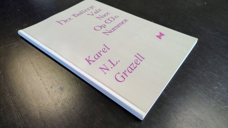 Tweedehands boek: Het balletje valt niet op m'n nummer – Luxe Nr. 12/12 van auteur Karel N.L. Grazell - Witte nerfstructuur-band, A4-formaat, Nr. 12/12. In zeer goede staat. Gesigneerd