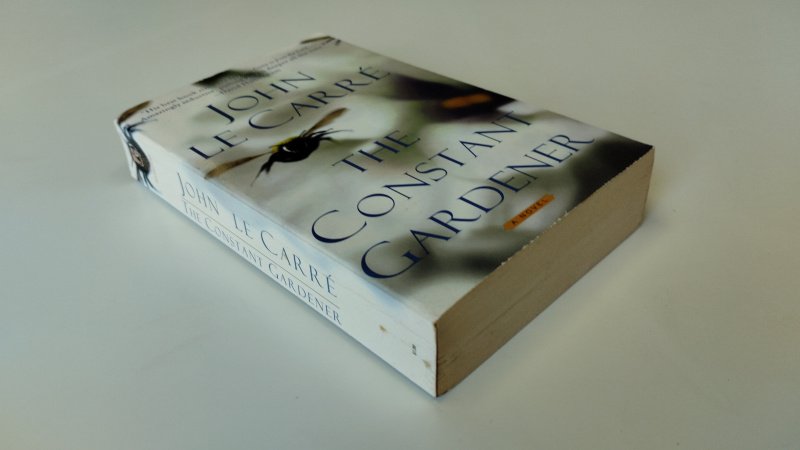 Tweedehands boek: The constant gardener van auteur John le Carre - Engelstalige Softcover, naamstempel voorin, binnenkant kaft verkleurd. leesvouw in rug. Pagina's netjes en onbeschreven. In goede staat.