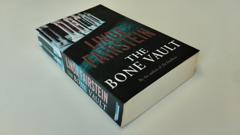 Boek met de titel: The bone vault