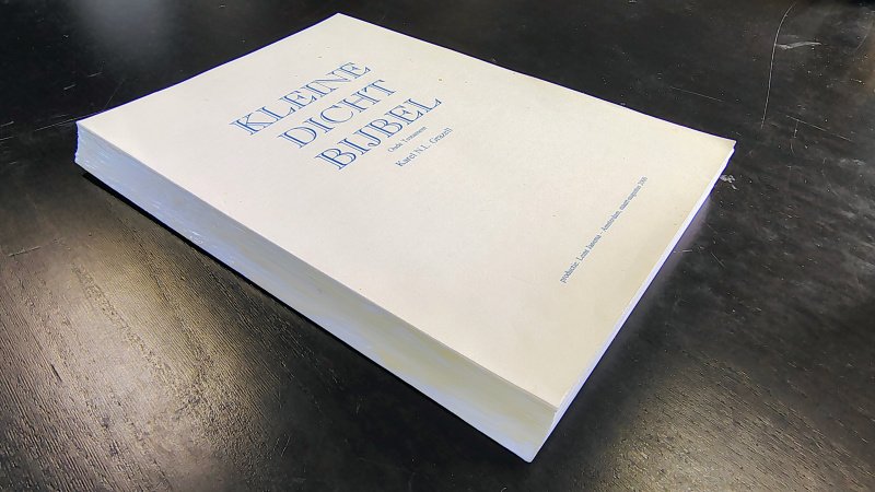 Tweedehands boek: Kleine Dicht Bijbel, Oude Testament van auteur Karel N.L. Grazell - Authentiek werkexemplaar, een 'naakte' lijmrug. Voorzien van een getiteld voorblad met wat kleine lichte vlekjes. Binnenin netjes en onbeschreven, enkelzijdig gedrukt. Rug scheef