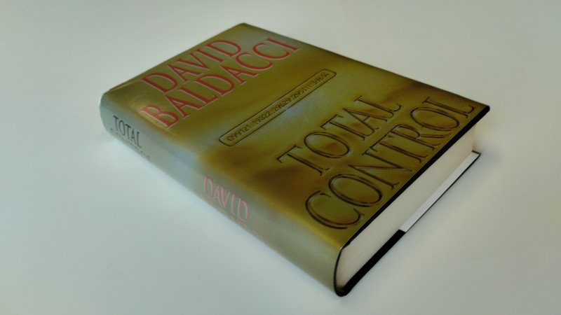Tweedehands boek: Total Control van auteur David Baldacci - Engelstalige Hardcover met stofomslag. Pagina's licht verkleurd, maar netjes en onbeschreven. In goede tot zeer goede staat.