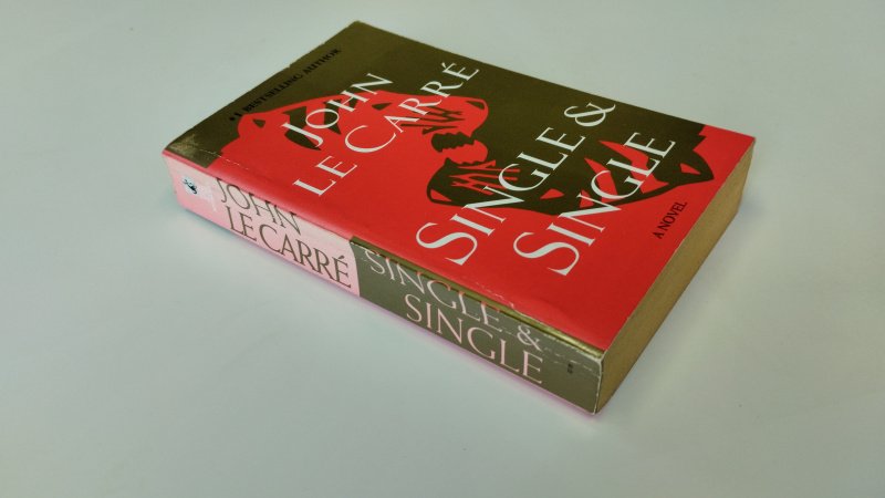 Tweedehands boek: Single & Single van auteur John le Carre - Engelstalige Softcover, gelezen, naam stempel voorin, kromme rug, pagina wel netjes. In redelijke tot goede staat.