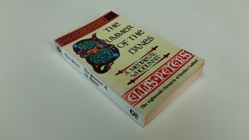 Tweedehands boek: The ummer of the Danes van auteur Elllis Peters - Engelstalige Pocketbooek, pagina's verkleurd, maar netjes en onbeschreven. In goede staat