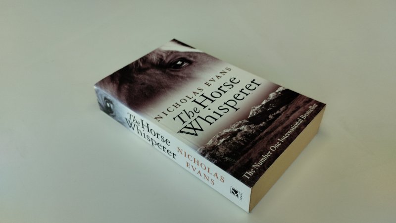 Tweedehands boek: The Horse Whisperer van auteur Nicolas Evans - Engelstalige Paperback, naamstempel voorin, pagina's verkleurd, maar netjes en onbeschreven. Rechte rug. In goede staat