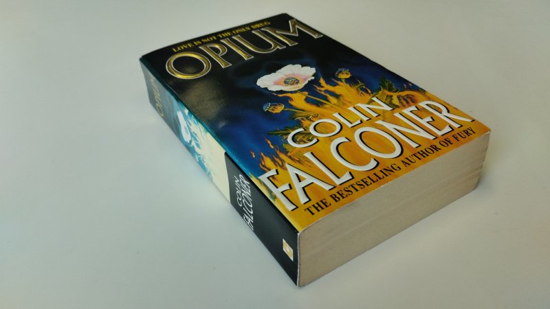 Tweedehands boek: Opium van auteur Colin Falconer - Engelstalige Paperback, gelezen, lichte gebruikerssporen aan de kaft, naamstempel voorin, maar pagina's netjes en onbeschreven. In goede staat
