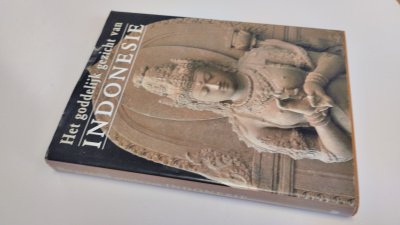 Boek met de titel: Het goddelijk gezicht van Indonesië