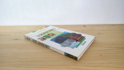 Boek met de titel: Loofbomen, met details van stam, blad en vrucht