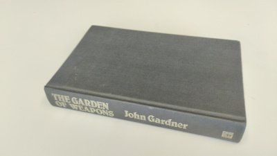 Boek met de titel: The garden of weapons