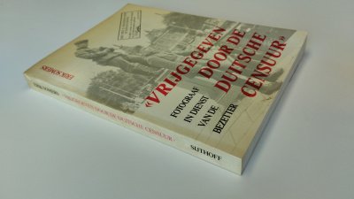Boek met de titel: Vrijgegeven door de Duitsche censuur
