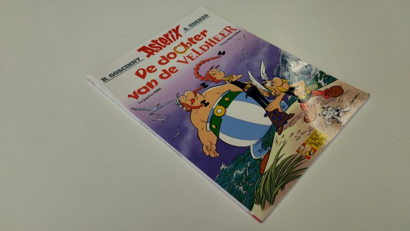 Tweedehands boek: Asterix, de dochter van de veldheer van auteur R. Goscinny - Softcover, netjes en onbeschreven, in goede staat