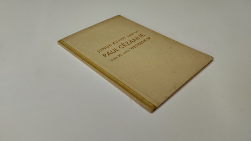 Tweedehands boek: Junge kunst band 30 Paul Cezanne van auteur H. von Wedderkop - Duitstalige Gekartoneerde kaft. Verkleurd. Pagina's ook verkleurd, lichte gebruikssporen rechterbovenhoek, maar over het algemeen nog steeds netjes en onbeschreven. In goede staat dus