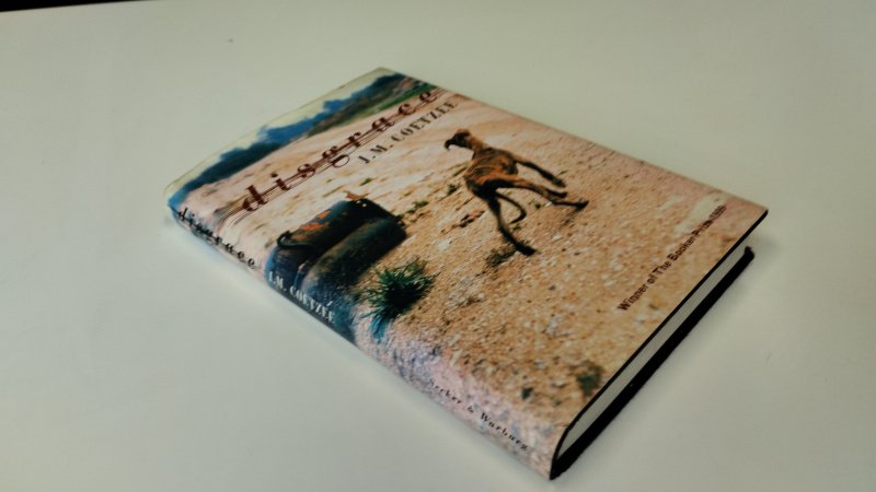 Tweedehands boek: Disgrace van auteur J. M. Coetzee - Engelstalige hardcover met stofomslag. Stofomslag vertoont lichte gebruikerssporen. Naam voorin, pagina's netjes en onbeschreven. In goede staat.