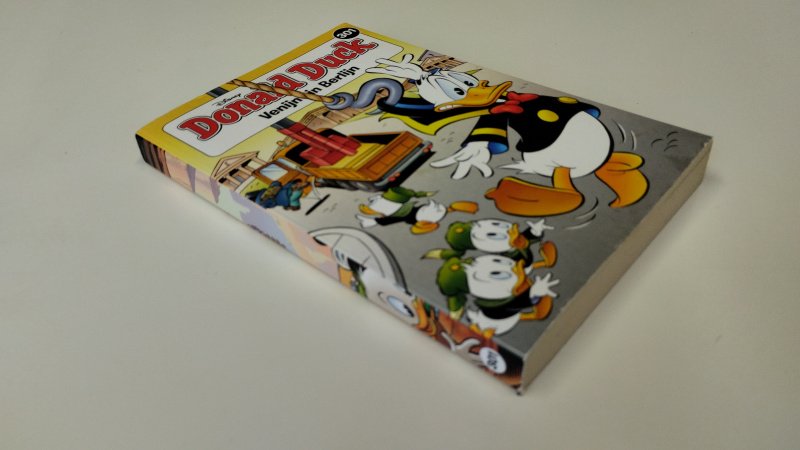 Tweedehands boek: Donald Duck Venijn in Berlijn van auteur Disney - Softcover, netjes en onbeschreven, in zeer goede staat
