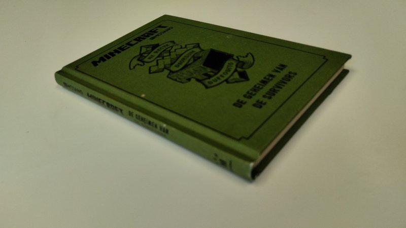 Tweedehands boek: Minecraft de geheimen van de survivors van auteur Majong - Hardcover, lichte gebruikerssporen aan de kaft, pagina's netjes en onbeschreven. In goede staat