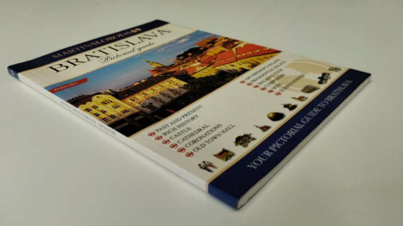 Tweedehands boek: Bratislava Pictorial guide van auteur Martin Sloboda - Engelstalige Softcover met flappen, netjes en onbeschreven, in goede staat.