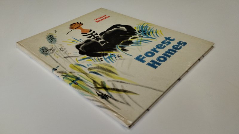 Tweedehands boek: Forest homes van auteur Vitaly Bianki - Engelstalige Hardcover, kaft licht verkleurd, pagina's netjes en onbeschreven. In goede staat