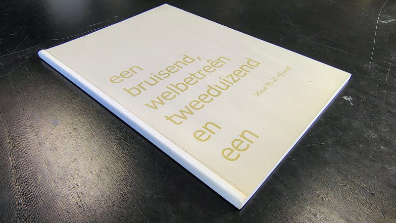 Tweedehands boek: Een bruisend welbetreên tweeduizend en een van auteur Karel N.L. Grazell - Witte nerfstructuur-band, A4-formaat, zonder krassen. In zeer goede staat. Hors Commerce