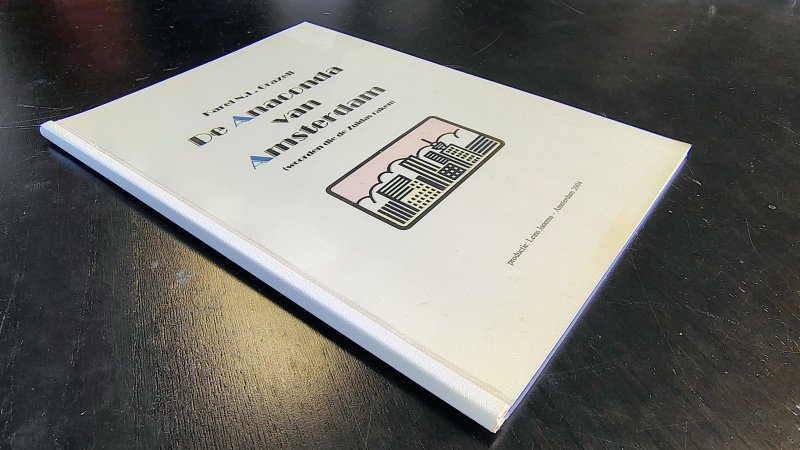 Tweedehands boek: De Anaconda van Amsterdam van auteur Karel N.L. Grazell - Witte kunstenaarsband, robuuste, transparante acrylaatplatten aan voor- en achterzijde, voorplat zit los. Verder netjes en schoon