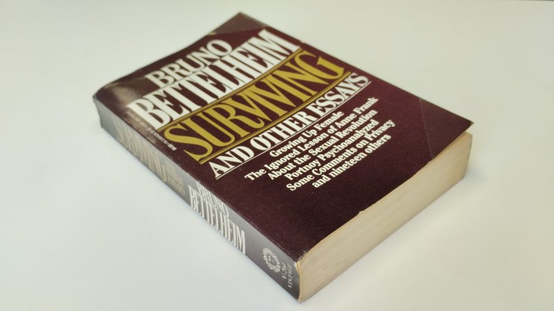 Tweedehands boek: Surviving and Other Essays van auteur Bruno Bettelheim - Engelstalige Paperback, gelezen, gekromde rug. Lichte gebruikerssporen aan de kaft, pagina's verkleurd. Ex-libris voorin. In redelijke staat