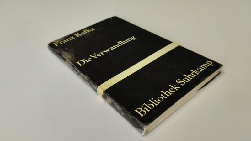Tweedehands boek: Die Verwandlung van auteur Franz Kafka - Duitstalige Hardcover met stofomslag, stofomslag vertoont gebruikerssporen, voorin op schutblad geschreven. Pagina's verkleurd, maar netjes en onbeschreven. In goede staat