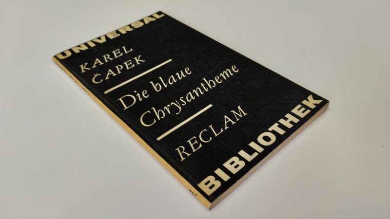 Tweedehands boek: Die blauwe Chrysantheme van auteur Karel Capek - Duitstalige Softcover, kaft en pagina's zijn verkleurd, maar onbeschreven. In goede staat.