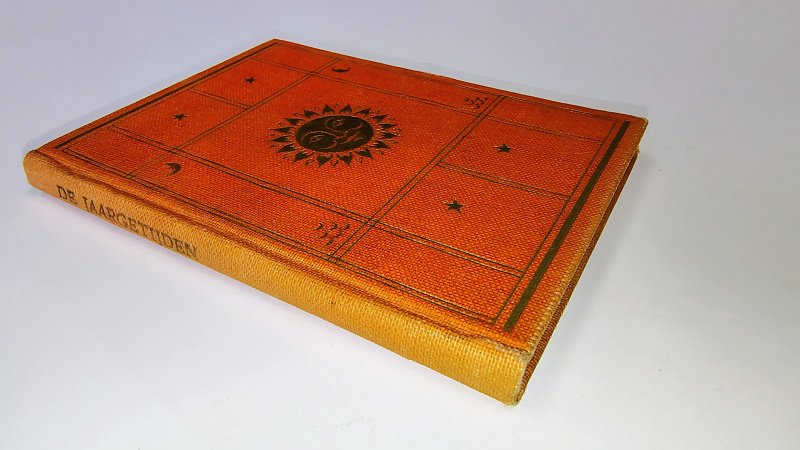 Tweedehands boek: De jaargetijden in de Nederlandsche poëzie | Dwergen-reeks van auteur samengesteld door G. A. van Riemsdijk - Hardcover met oranje linnen band en goudopdruk. Compact formaat van 8 x 10,5 cm. Rug licht verkleurd en lichte slijtage puntjes kaft. Binnenin onbeschreven en netjes.