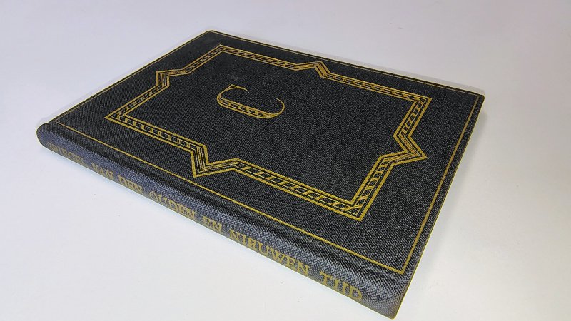 Tweedehands boek: Spiegel van den ouden en nieuwen tijd | Dwergen-reeks van auteur Jacob Cat - Hardcover met donker blauwe linnen kaft en goudopdruk. Compact formaat van 8 x 10,5 cm. Geen verkleuring Binnenwerk onbeschreven en netjes. In zeer goede staat.