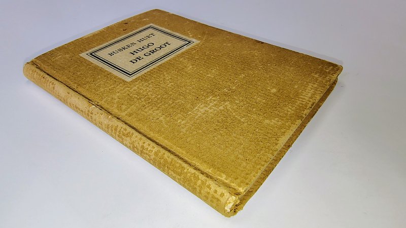 Tweedehands boek: Hugo de Groot van auteur Conrad Busken Huet - Hardcover met beige kartonnen band. Compact formaat van 8 x 10,5 cm. Slijtage kaft. Kleine snee in rug, 1,5 cm. Binnenwerk onbeschreven en netjes.
