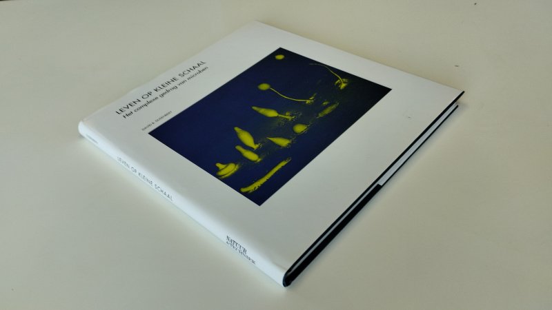 Tweedehands boek: Leven op kleine schaal van auteur David B. Dusenbery - Hardcover met stofomslag, netjes en onbeschreven, zo goed als nieuw