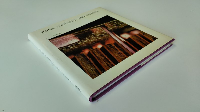 Tweedehands boek: Atoms, Electrons, and Change van auteur Peter William Atkins - Engelstalige Hardcover met stofomslag. Stofomslag is verkleurd, rest van het boek als nieuw. In zeer goede staat.