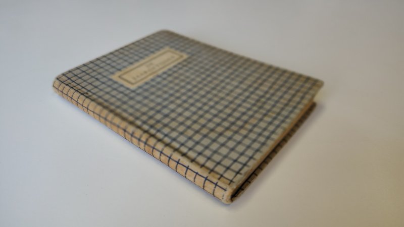 Tweedehands boek: De jaargetijden in de Nederlandsche poëzie | Dwergen-reeks van auteur samengesteld door G. A. van Riemsdijk - Hardcover met kartonnen band. Compact formaat van 8 x 10,5 cm. Verkleuring kaft en rug. Lichte slijtage puntjes kaft. Naam voorin, verder onbeschreven en netjes.