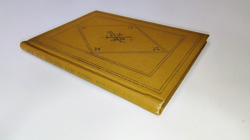 Tweedehands boek: Wie wil hooren een goed nieuw lied? | Dwergen-reeks van auteur samengesteld door M. G. Schenk en J. B. Th. Spaan - Hardcover met bruine kaft en goudopdruk. Compact formaat van 8 x 10,5 cm. Lichte gebruikerssporen en slijtage puntjes kaft. Binnenwerk onbeschreven en netjes.