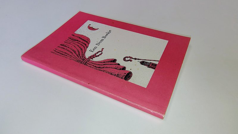 Tweedehands boek: Een Dom boekje van auteur Rinke Doornekamp - Paperback. Compact formaat van 8 x 11,5 cm. Minimale gebruikerssporen puntjes kaft. Klein grijs vlekje schutblad voor, verder onbeschreven en netjes.