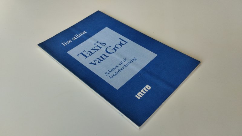 Tweedehands boek: Taxi's van God van auteur Lize Stilma - Softcover, kaft is licht verkleurd, naam voorin geschreven en een stempel. Pagina's netjes en onbeschreven. in goede staat.