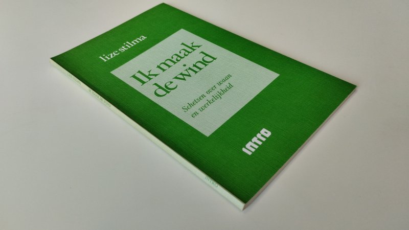 Tweedehands boek: Ik maak de wind van auteur Lize Stilma - Softcover, naam voorin geschreven plus stempel. kaft verklerud, pagina's netjes en onbeschreven. In goede staat.