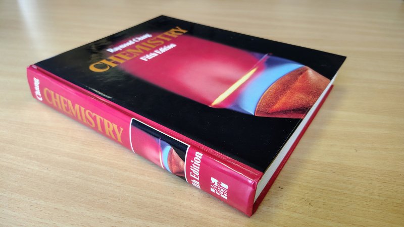Tweedehands boek: Chemistry Fifth Edition van auteur Raymond Chang - Engelstalige hardcover in zeer goede staat. Binnenwerk onbeschreven en netjes.
