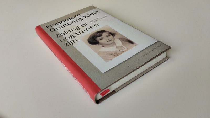 Tweedehands boek: Zolang er nog tranen zijn van auteur Hannelore Grünberg-Klein - Hardcover met stofomslag, inktsift streep op de snede, anders was het boek zo goed als nieuw. Dus in zeer goede staat.