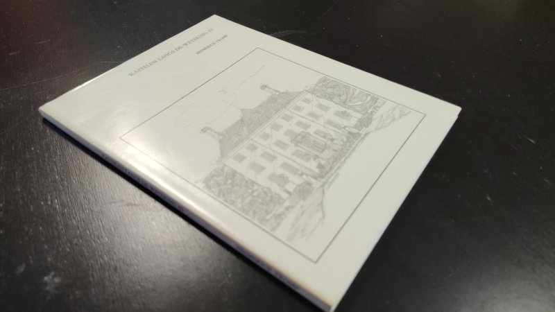 Tweedehands boek: kastelen langs de wetering deel 3 van auteur Heimerick Tromp - Paperback met flappen, rechte rug zonder leesvouwen. Kaft verkleurd. Binnenwerk onbeschreven en netjes.