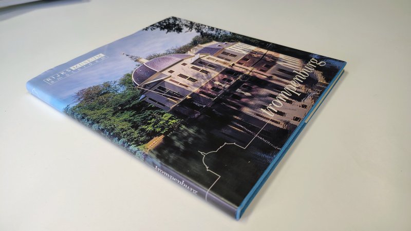 Tweedehands boek: Trompenburg van auteur Bert Natter - Hardcover met flappen in zeer goede staat. Witte bladzijdes lichte verkleuring. Ex-libris voorn.