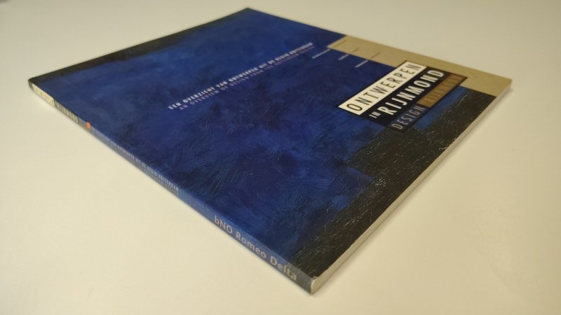 Tweedehands boek: Ontwerpen in Rijnmond - Design in Rijmond van auteur BNO Romeo Delta - Paperback met minimale gebruikerssporen randen en puntjes kaft. Lichte verkleuring witte bladzijdes, verder onbeschreven en netjes.