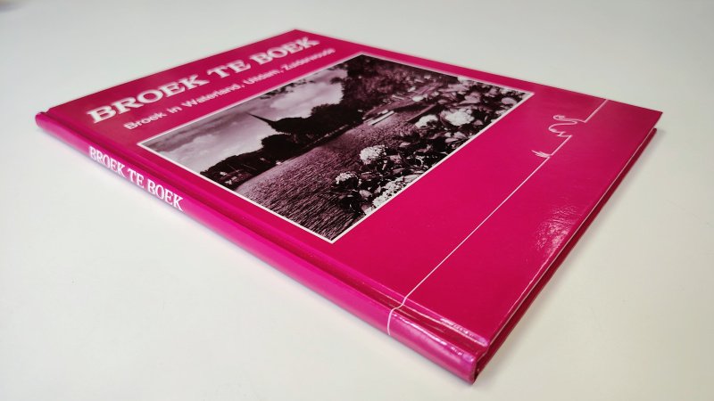 Tweedehands boek: Broek te boek van auteur Redactie: Rien Floris - Hardcover, oogt aan de buitenkant als nieuw! Witte bladzijdes hele lichte verkleuring, verder onbeschreven en netjes.