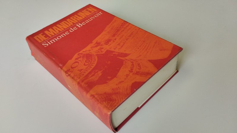 Tweedehands boek: De mandarijnen van auteur Simone de Beauvoir - Hardcover met stofomslag. Stofomslag vertoont gebruikerssporen en is verkleurd, pagina's licht verkleurd maar netjes en onbeschreven. In goede staat
