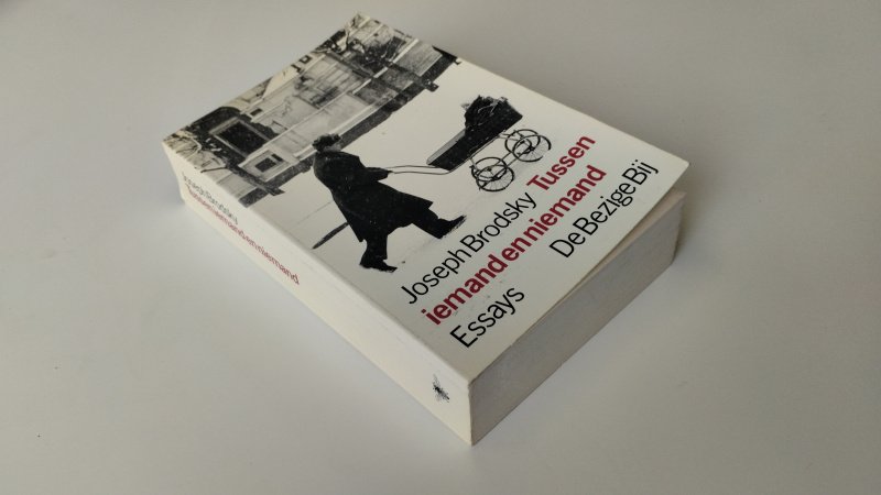 Tweedehands boek: Tussen iemand en niemand van auteur Joseph Brodsky - Softcover, kaft is verkleurd. leesvouw in de rug, pagina's netjes en onbeschreven. In goede staat.