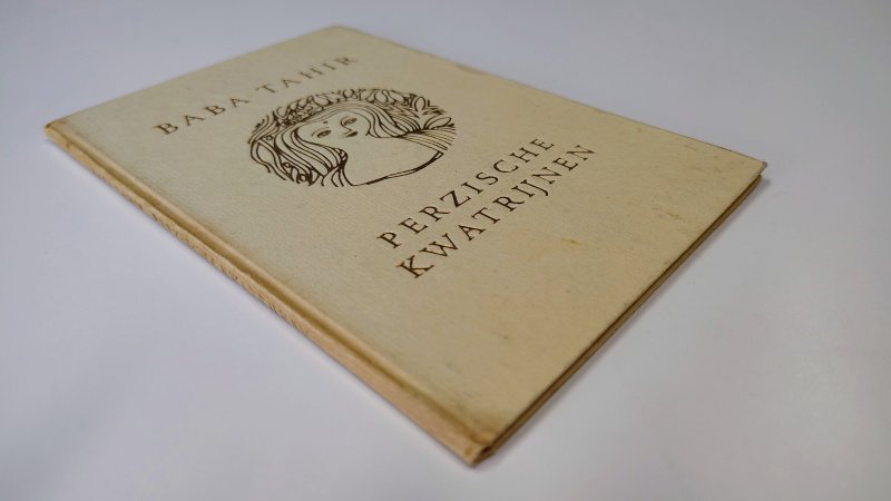 Tweedehands boek: Perzische Kwatrijnen van auteur Baba Tahir - Hardcover met goudopdruk. Lichte verkleuring kaft en minimale gebruikerssporen. Achter schutblad is losgelaten van de kaft, zit nog vast in de binding. Binnenwerk zeer netjes. Oplage 5000.