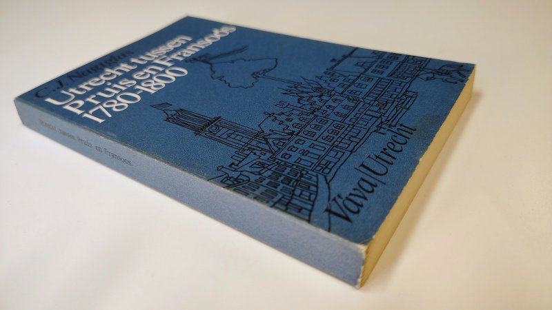 Tweedehands boek: Utrecht tussen Pruis en Fransoos 1780-1800 van auteur C.J. Nagtglas - Paperback met rechte rug zonder leesvouwen. Lichte slijtage randen kaft. Rug licht verkleurd. Cijfer voorin, verder onbeschreven en netjes.