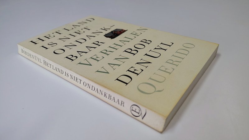 Tweedehands boek: Het land is niet ondankbaar van auteur Bob den Uyl - Paperback met licht scheefgelezen ruggetje, zonder leesvouwen. Lichte verkleuring kaft, binnenwerk onbeschreven en netjes.