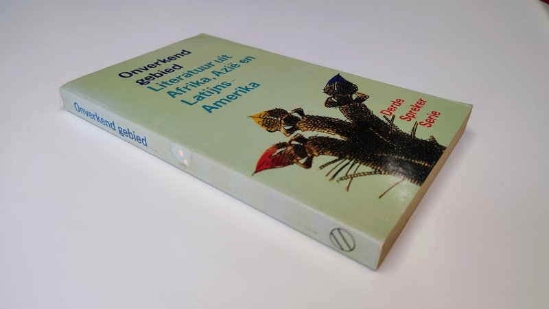 Tweedehands boek: Onverkend gebied, Literatuur uit Afrika, Azië en Latijns Amerika van auteur Meerdere schrijvers - Paperback met rechte rug zonder leesvouwen, maar met kleine beschadiging. Lichte gebruikerssporen randen kaft. Binnenwerk onbeschreven en netjes.